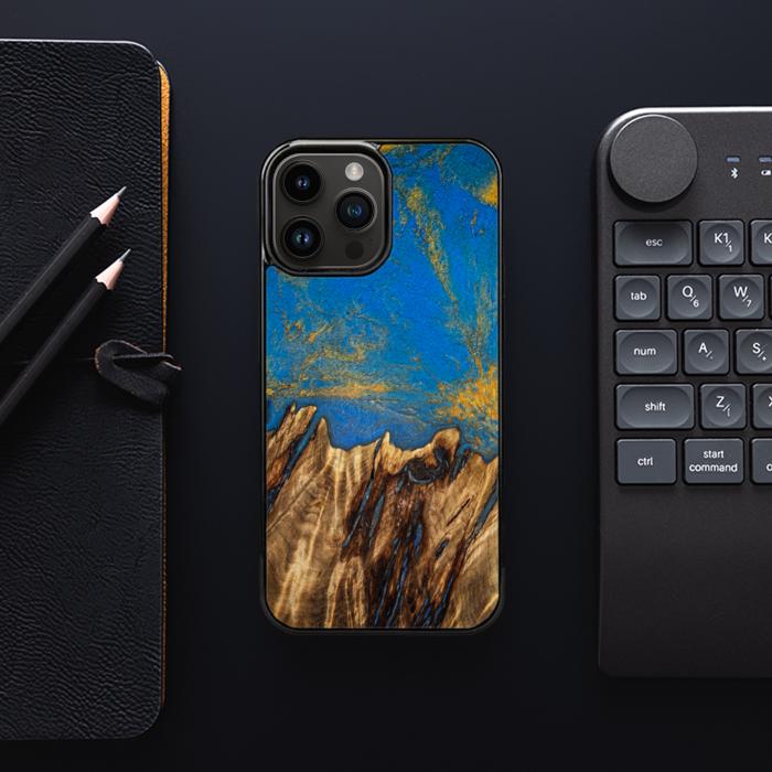 iPhone 14 Pro Max Handyhülle aus Harz und Holz - SYNERGY#C43