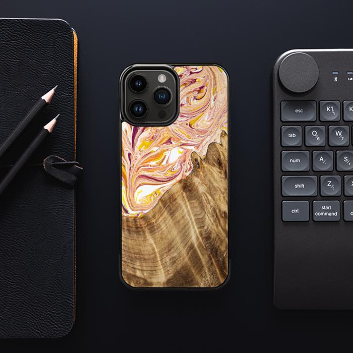 iPhone 14 Pro Max Handyhülle aus Harz und Holz - SYNERGY#C48
