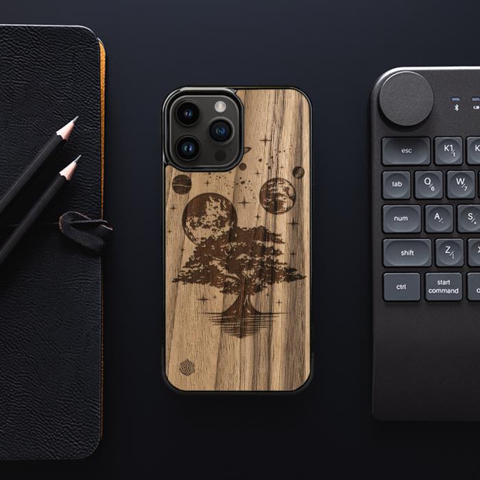 iPhone 14 Pro Max Handyhülle aus Holz - Galactic Garden