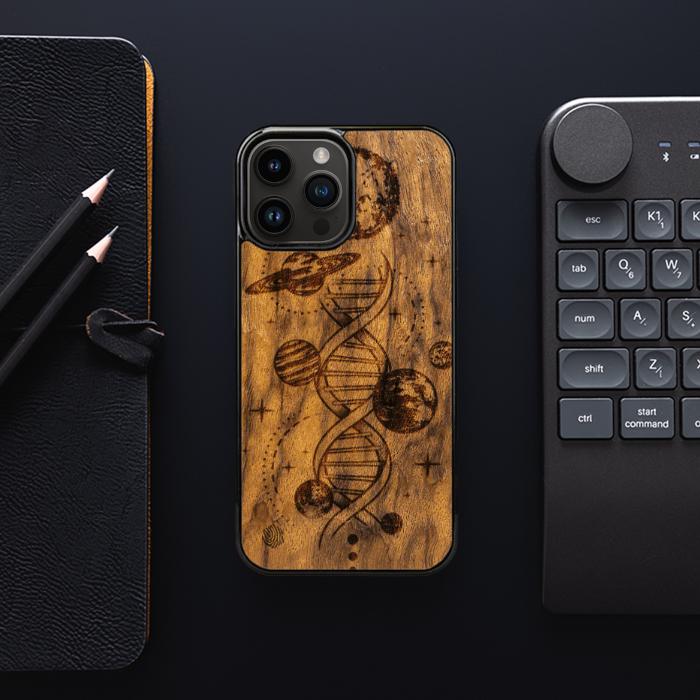 iPhone 14 Pro Max Handyhülle aus Holz - Space DNA (Imbuia)