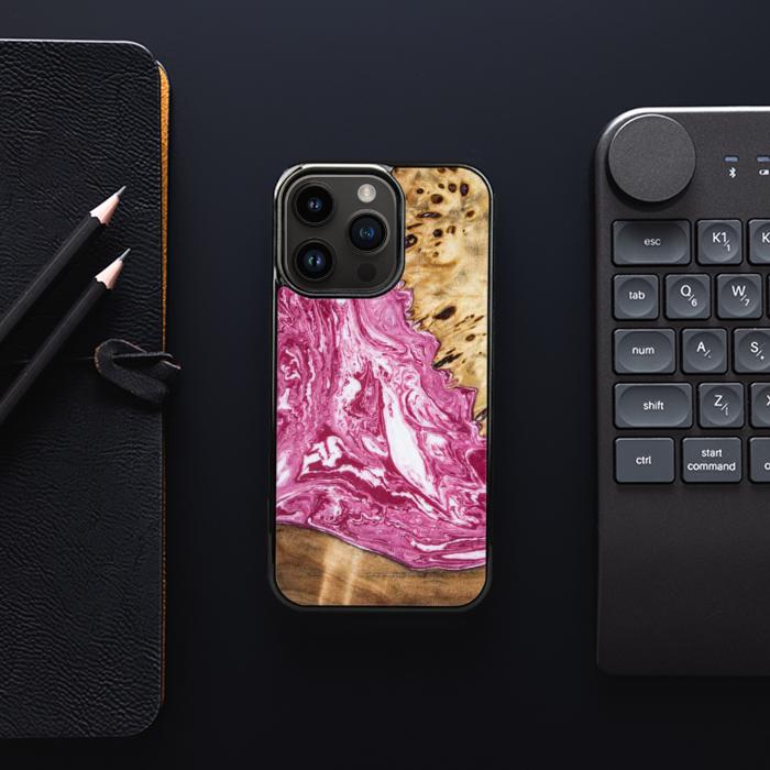 iPhone 14 Pro Handyhülle aus Harz und Holz - SYNERGY#129