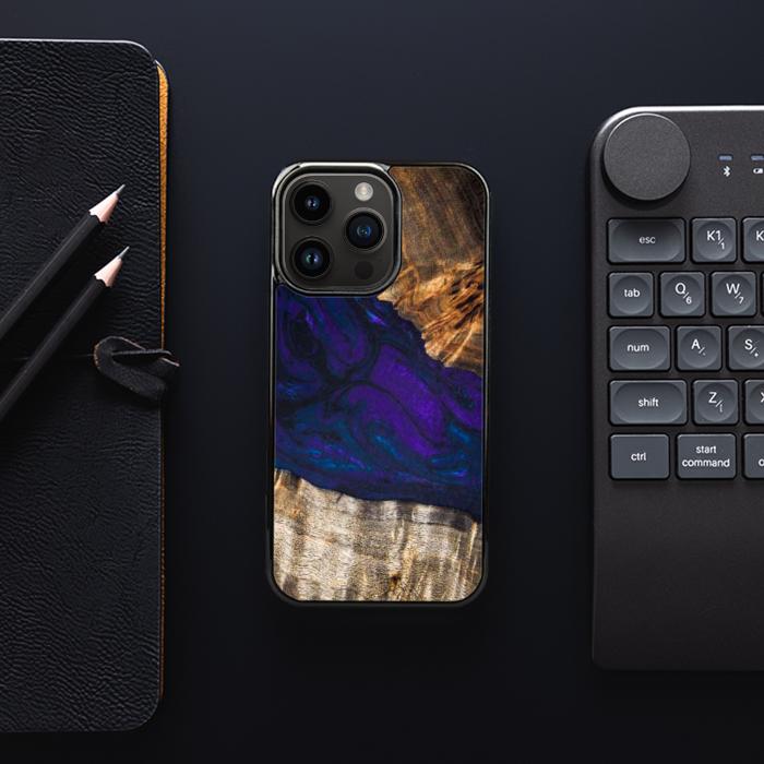 iPhone 14 Pro Handyhülle aus Harz und Holz - SYNERGY#154