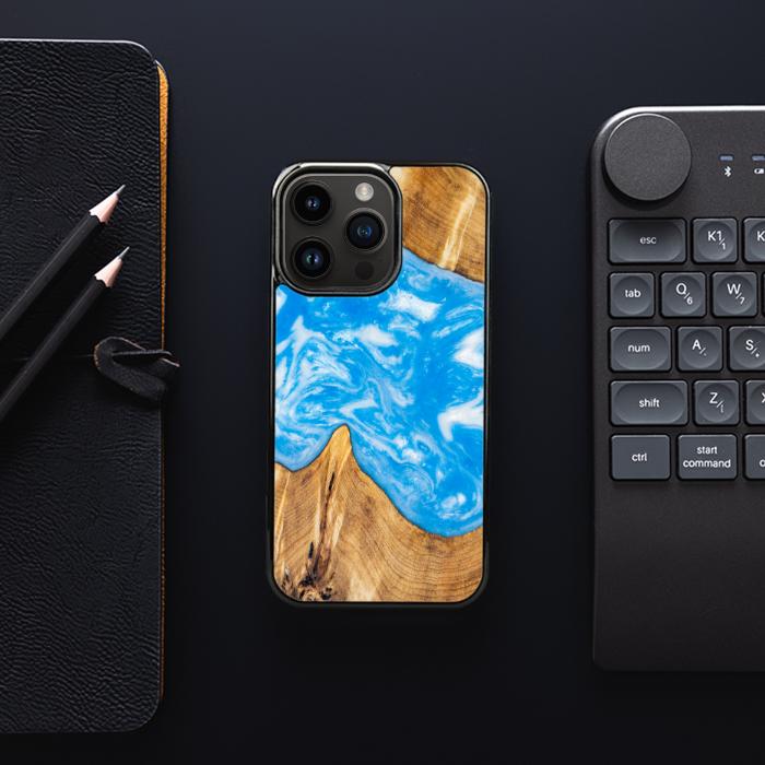 iPhone 14 Pro Handyhülle aus Harz und Holz - SYNERGY#A26