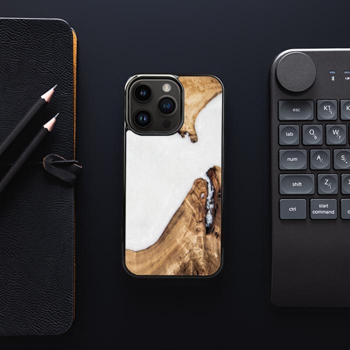 iPhone 14 Pro Handyhülle aus Harz und Holz - SYNERGY#A66