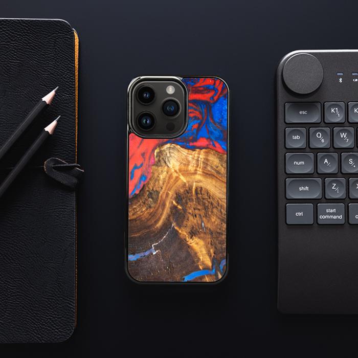 iPhone 14 Pro Handyhülle aus Harz und Holz - SYNERGY#B31