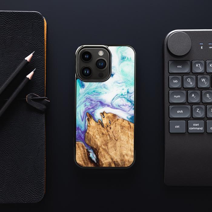 iPhone 14 Pro Handyhülle aus Harz und Holz - SYNERGY#C17