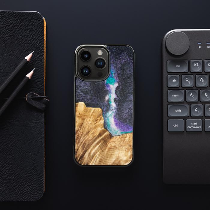 iPhone 14 Pro Handyhülle aus Harz und Holz - SYNERGY#C7
