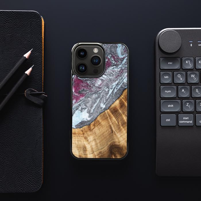 iPhone 14 Pro Handyhülle aus Harz und Holz - Synergy#C12