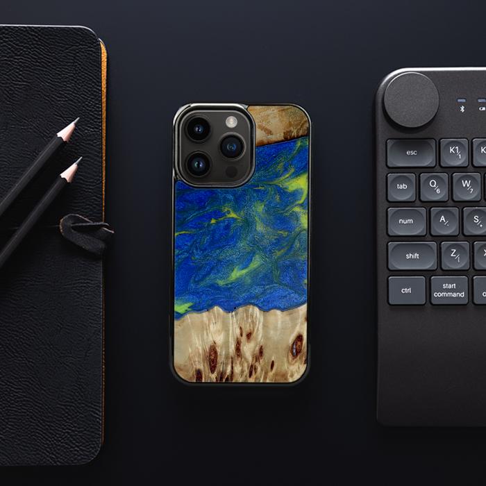 iPhone 14 Pro Handyhülle aus Harz und Holz - Synergy#D102