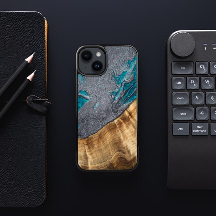 iPhone 14 Handyhülle aus Harz und Holz - Synergy#C45