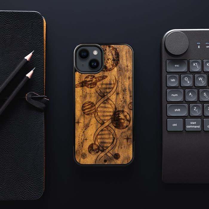 iPhone 14 Handyhülle aus Holz - Space DNA (Imbuia)