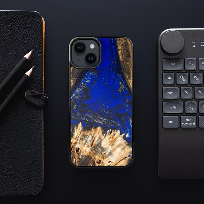 iPhone 15 Plus Handyhülle aus Harz und Holz - SYNERGY#176