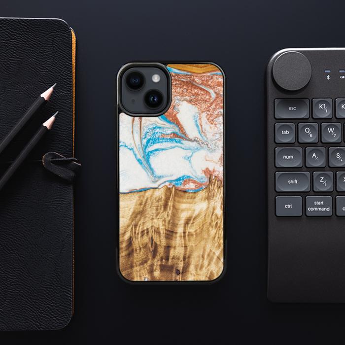 iPhone 15 Plus Handyhülle aus Harz und Holz - SYNERGY#47