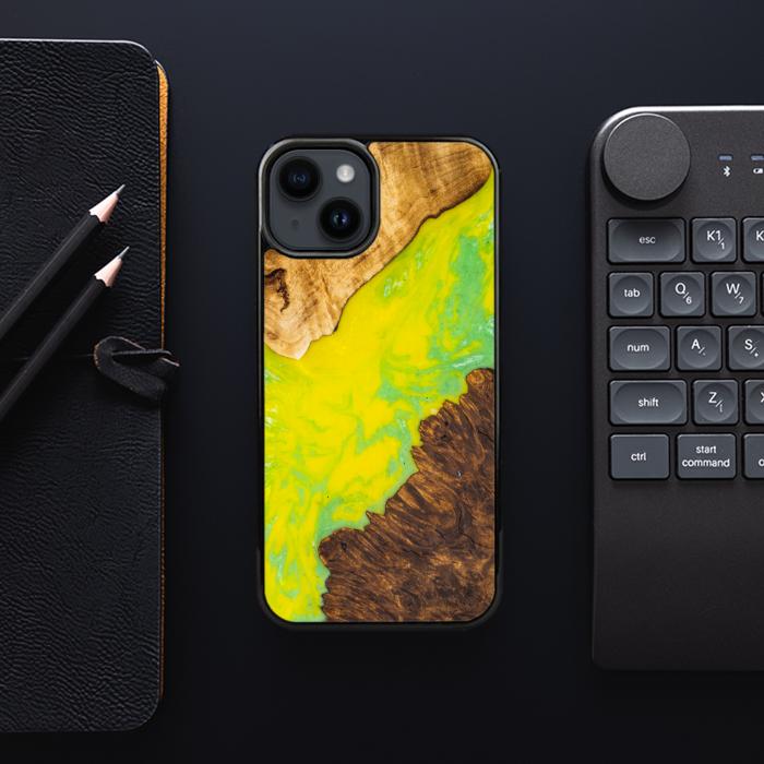 iPhone 15 Plus Handyhülle aus Harz und Holz - SYNERGY#A12