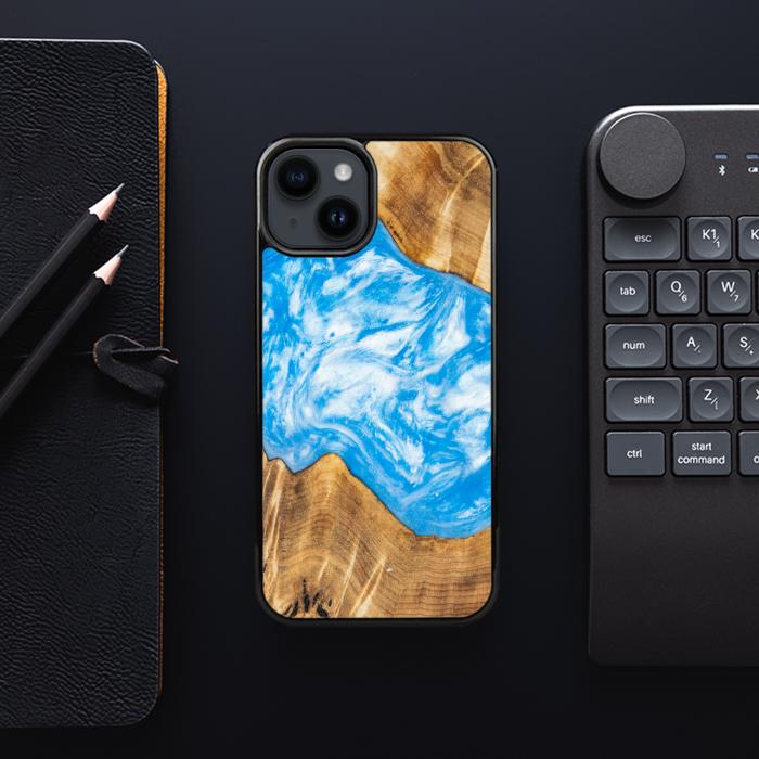 iPhone 15 Plus Handyhülle aus Harz und Holz - SYNERGY#A28