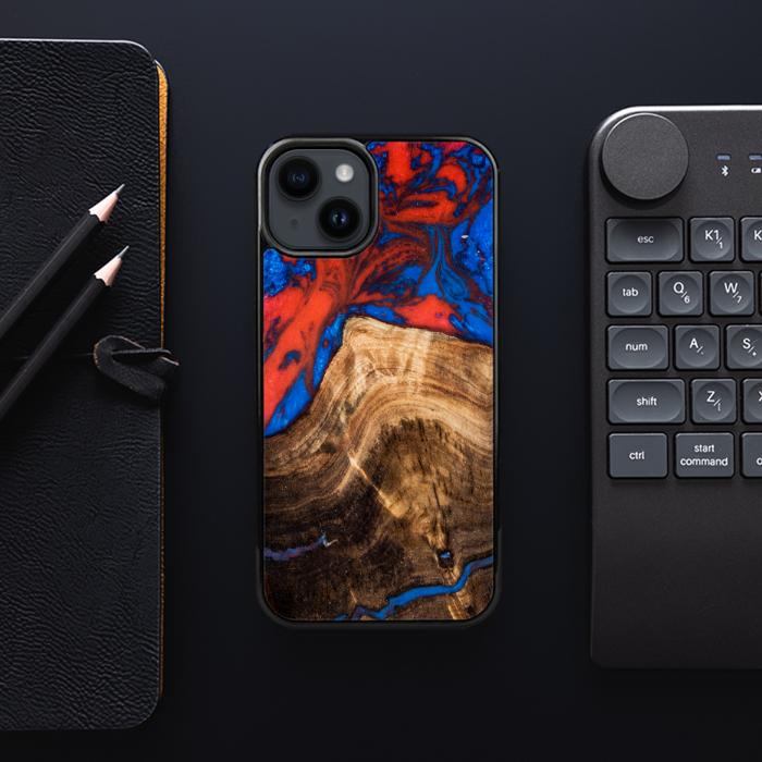 iPhone 15 Plus Handyhülle aus Harz und Holz - SYNERGY#A82