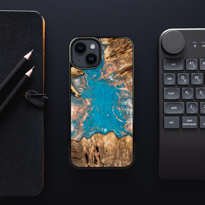iPhone 15 Plus Handyhülle aus Harz und Holz - SYNERGY#A97