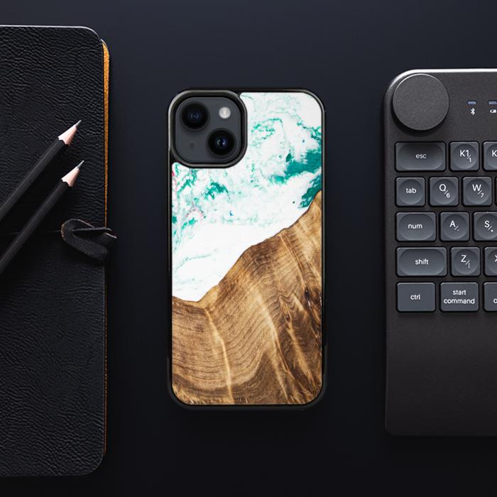 iPhone 15 Plus Handyhülle aus Harz und Holz - SYNERGY#C14