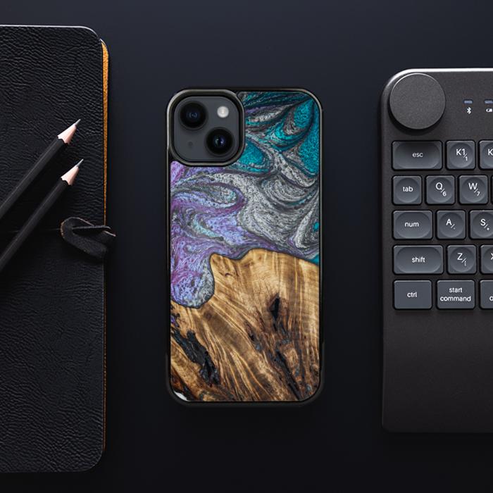 iPhone 15 Plus Handyhülle aus Harz und Holz - SYNERGY#C47