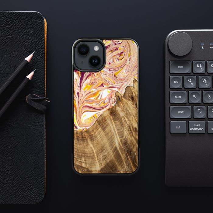 iPhone 15 Plus Handyhülle aus Harz und Holz - SYNERGY#C48