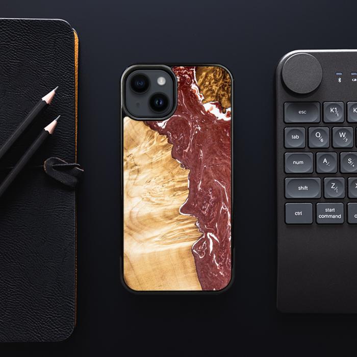 iPhone 15 Plus Handyhülle aus Harz und Holz - Synergy#316