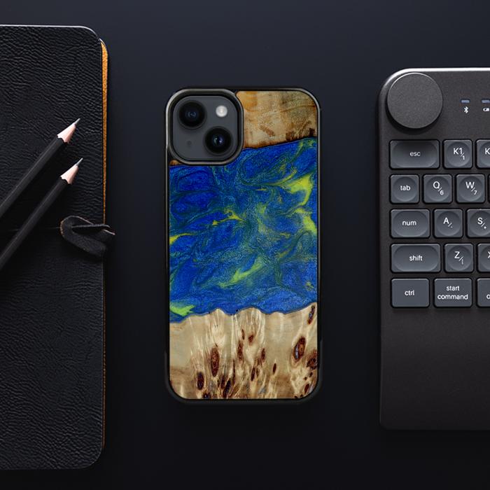 iPhone 15 Plus Handyhülle aus Harz und Holz - Synergy#D102