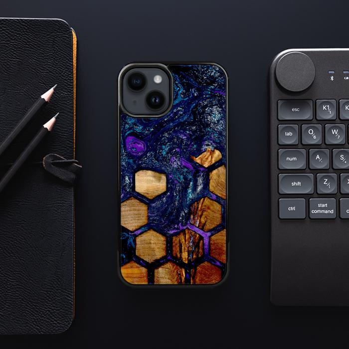 iPhone 15 Plus Handyhülle aus Harz und Holz - Synergy#D105