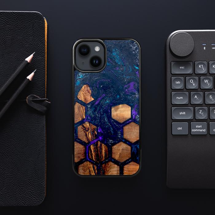 iPhone 15 Plus Handyhülle aus Harz und Holz - Synergy#D106