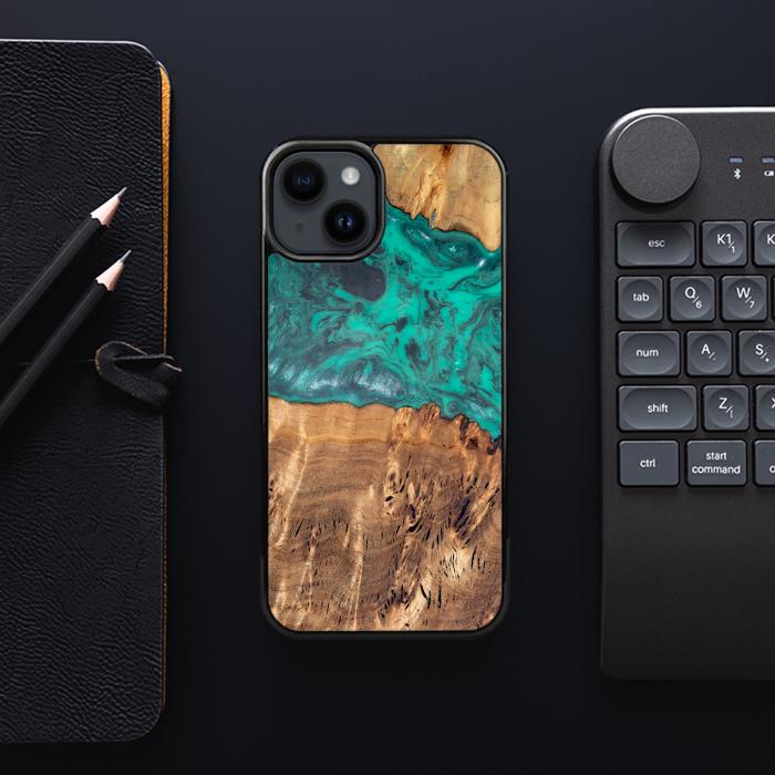 iPhone 15 Plus Handyhülle aus Harz und Holz - Synergy#D111