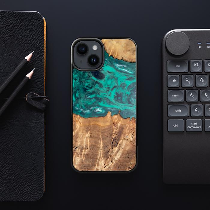 iPhone 15 Plus Handyhülle aus Harz und Holz - Synergy#D112
