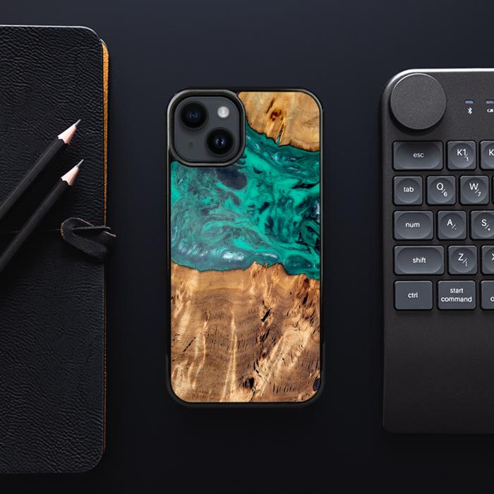 iPhone 15 Plus Handyhülle aus Harz und Holz - Synergy#D133