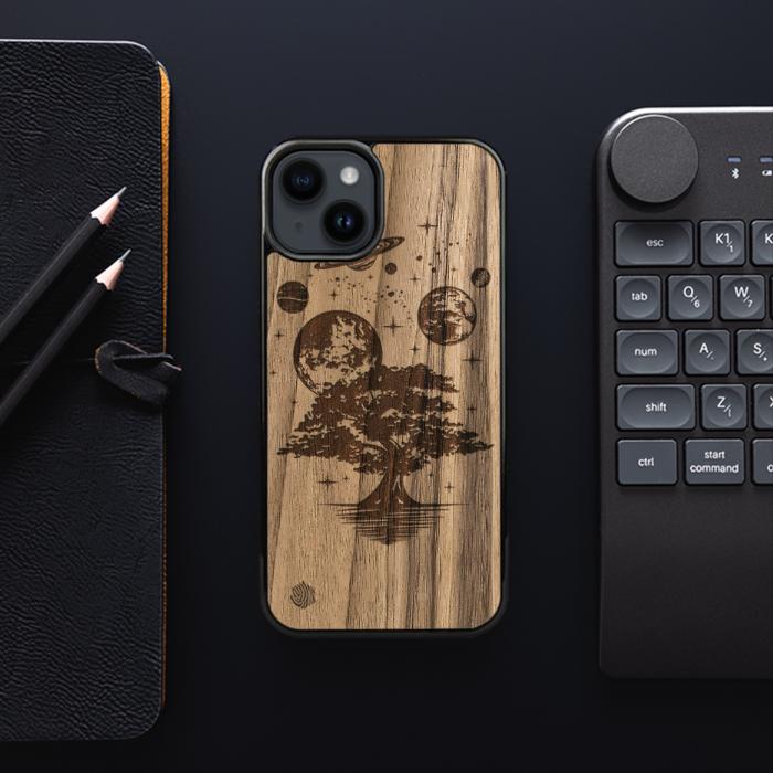iPhone 15 Plus Handyhülle aus Holz - Galactic Garden