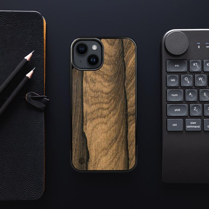 iPhone 15 Plus Handyhülle aus Holz - Ziricote