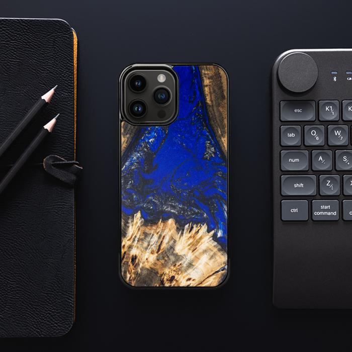 iPhone 15 Pro Max Handyhülle aus Harz und Holz - SYNERGY#176