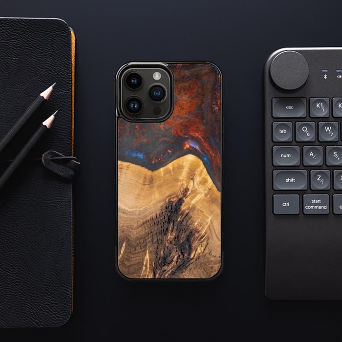 iPhone 15 Pro Max Handyhülle aus Harz und Holz - SYNERGY#A21
