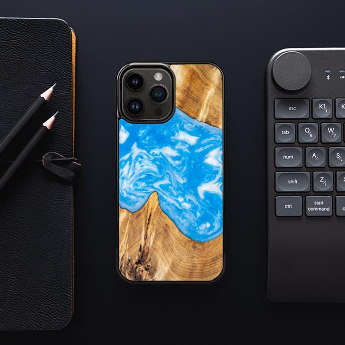 iPhone 15 Pro Max Handyhülle aus Harz und Holz - SYNERGY#A26