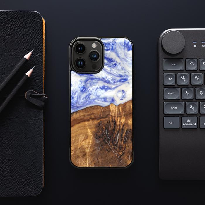 iPhone 15 Pro Max Handyhülle aus Harz und Holz - SYNERGY#B04