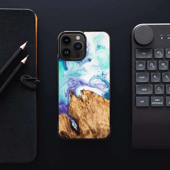 iPhone 15 Pro Max Handyhülle aus Harz und Holz - SYNERGY#C17