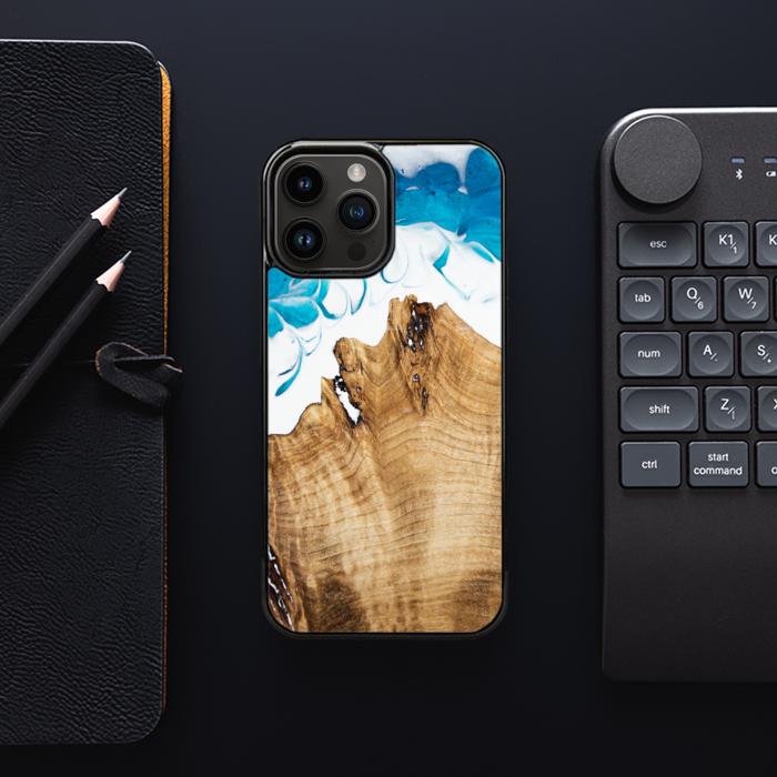 iPhone 15 Pro Max Handyhülle aus Harz und Holz - SYNERGY#C41