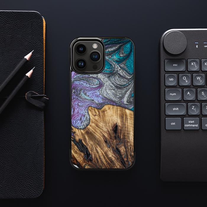 iPhone 15 Pro Max Handyhülle aus Harz und Holz - SYNERGY#C47