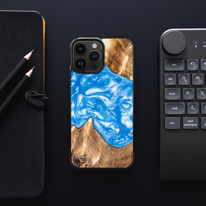 iPhone 15 Pro Max Handyhülle aus Harz und Holz - Synergy#325