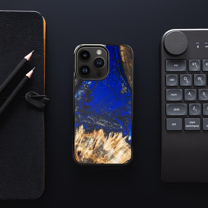 iPhone 15 Pro Handyhülle aus Harz und Holz - SYNERGY#176