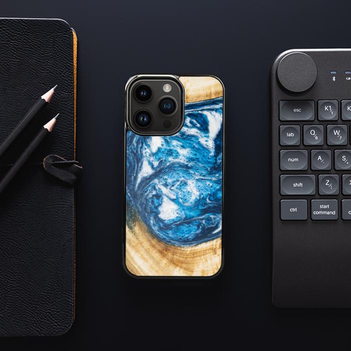 iPhone 15 Pro Handyhülle aus Harz und Holz - SYNERGY#350