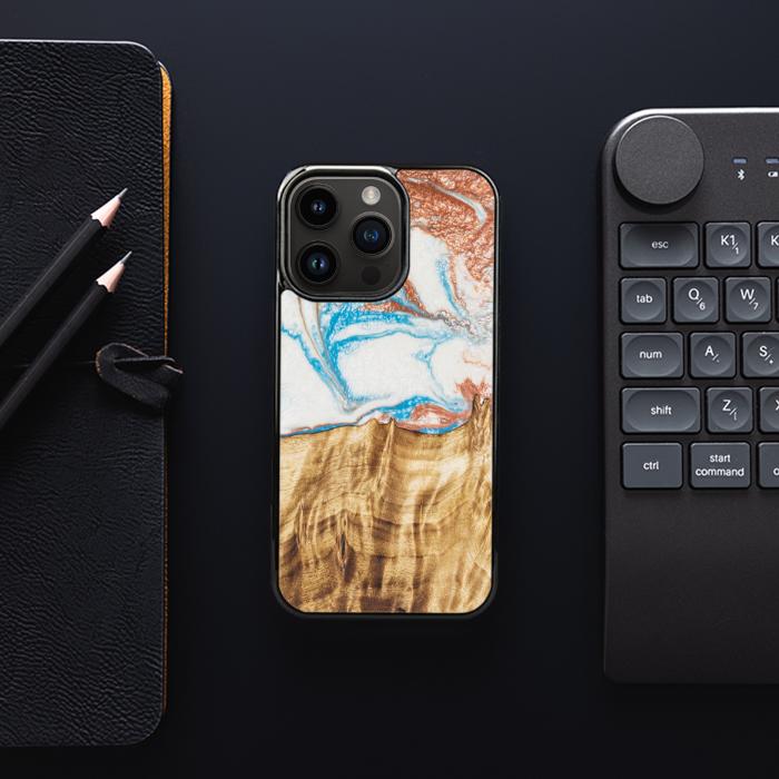 iPhone 15 Pro Handyhülle aus Harz und Holz - SYNERGY#47