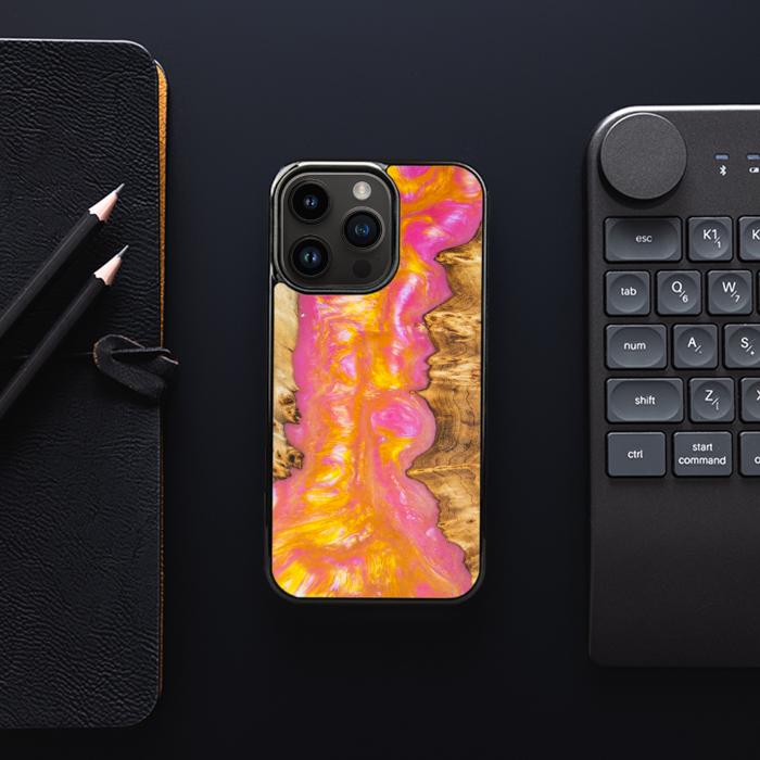 iPhone 15 Pro Handyhülle aus Harz und Holz - SYNERGY#A20