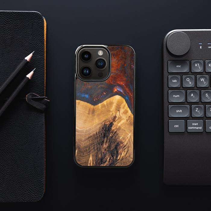 iPhone 15 Pro Handyhülle aus Harz und Holz - SYNERGY#A21