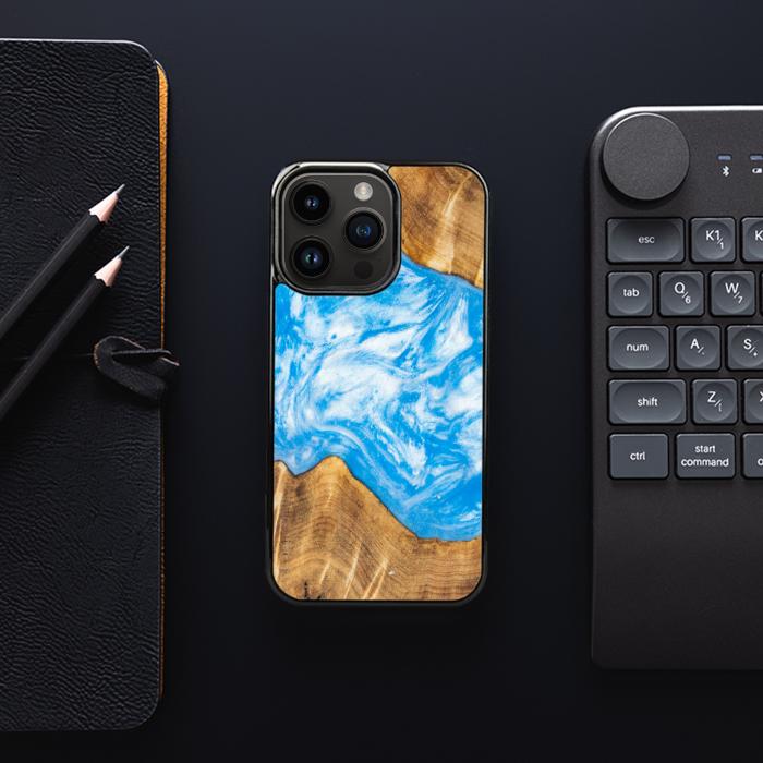 iPhone 15 Pro Handyhülle aus Harz und Holz - SYNERGY#A28