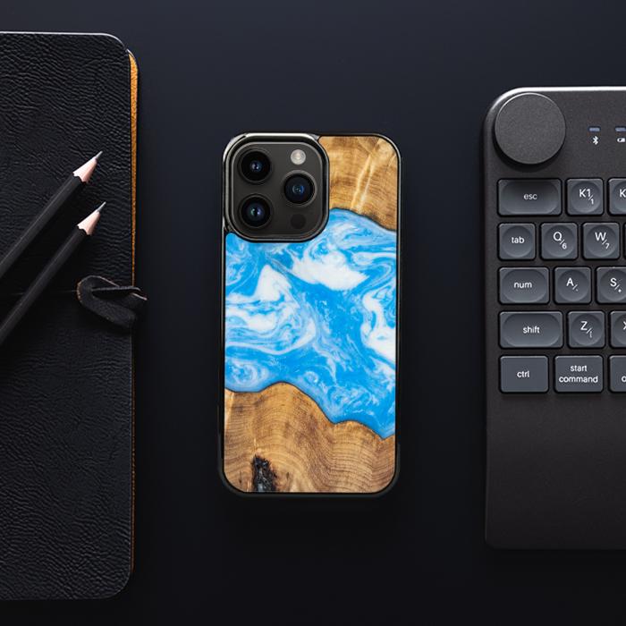 iPhone 15 Pro Handyhülle aus Harz und Holz - SYNERGY#A31