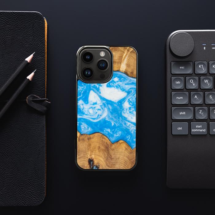 iPhone 15 Pro Handyhülle aus Harz und Holz - SYNERGY#A32