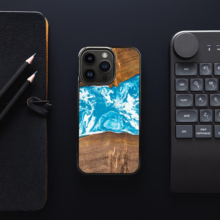 iPhone 15 Pro Handyhülle aus Harz und Holz - SYNERGY#A7